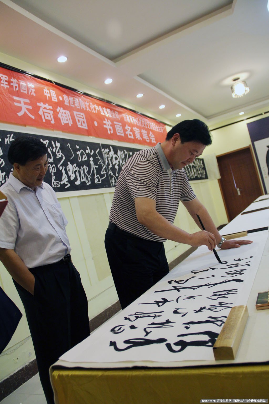 山东天元置业有限公司董事长，谢孔宾书法艺术研究院执行院长 王福波现场创作